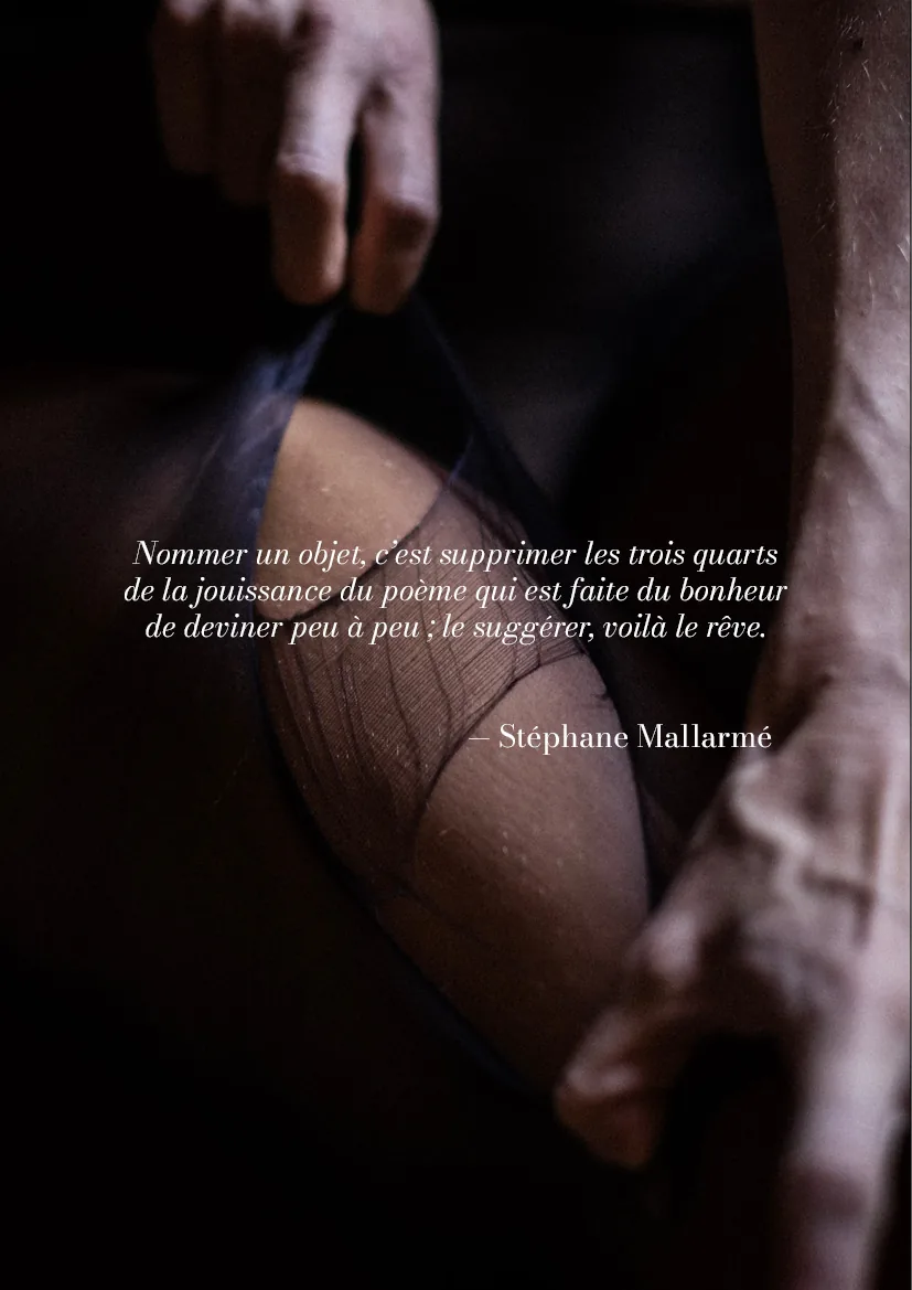 Page illustrée d’une citation de Stéphane Mallarmé, un collant que l’on déchire